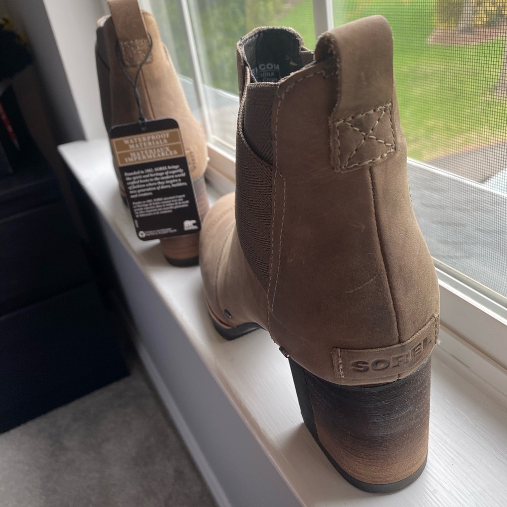 NWT/NIB Sorel Addington Chelsea Women's Brown Ankle Boots 9